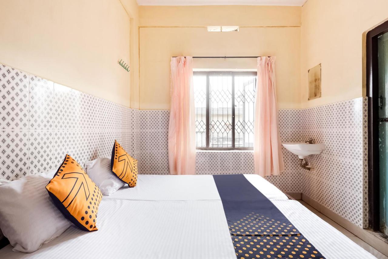 Spot On 60665 Royal Tourist Home Valāncheri Exterior foto