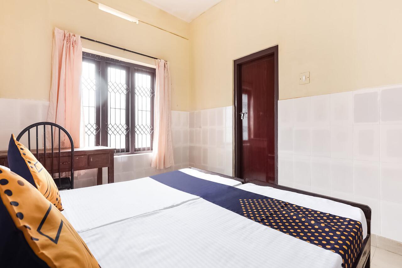 Spot On 60665 Royal Tourist Home Valāncheri Exterior foto