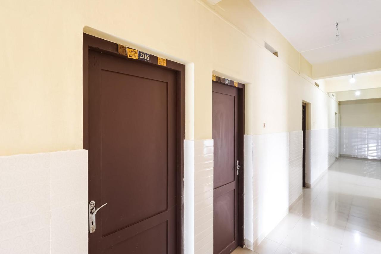 Spot On 60665 Royal Tourist Home Valāncheri Exterior foto
