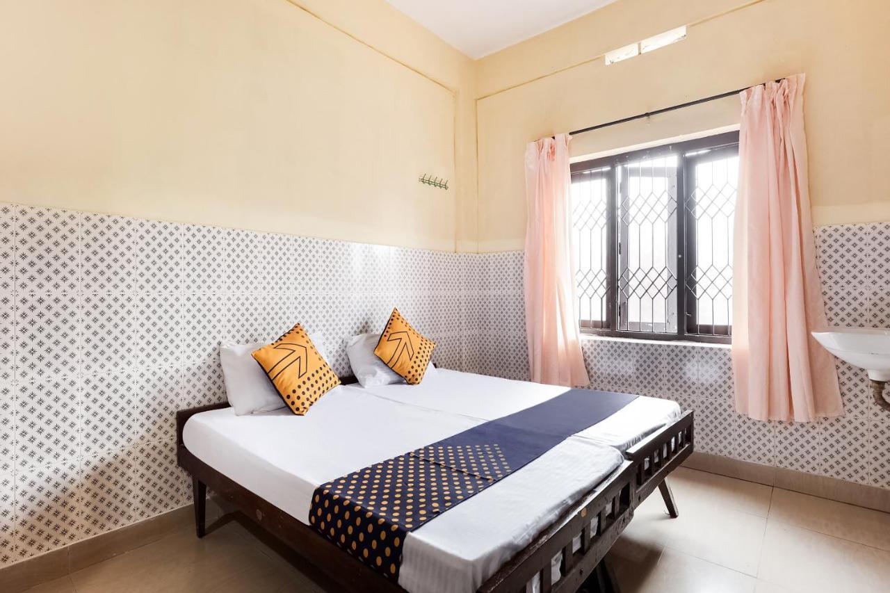 Spot On 60665 Royal Tourist Home Valāncheri Habitación foto